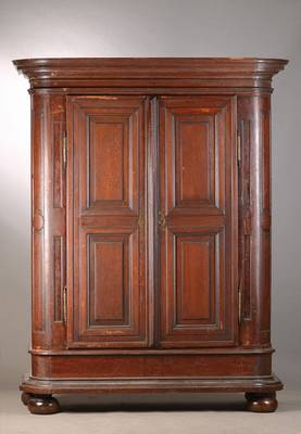 Barockschrank, wohl Bad Bergzabern/Südpfalz,Eiche massiv, komplett auf Rahmen gearbeitet, Türfüllungen auf Gehrung geschnitten, fein profiliert ...