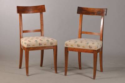 4 Schaufelstühle, um 1815/20, Biedermeier, Nussbaum massiv u. furniert, Beine beidseitig l. ausgeschweift, Polsterung erneuert, Bezug mit Gebr.-Sp., ...