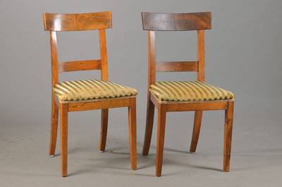 Paar Schaufelstühle, deutsch, um 1830, Biedermeier, Nussbaum massiv, z.T. Restaurationen in Buche, Polster erneuert, Bezug l. zerschlissen, min. ...