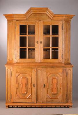 Aufsatzvitrine, westdeutsch, Teile des 18.Jh., Eiche massiv, vielfach profilierter,mittig emporspringender Giebel, 2-türiger Vitrinenaufsatz mit 2 ...