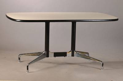 Esstisch, sog. "Segmented Table", Entwurf Charles & Ray Eames, 1964, Ausführung von Vitra später, Stahlrohrgestell schwarz lackiert mit ...