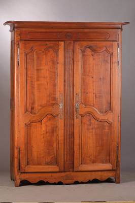 Lothringer Schrank, um 1790-1810, Kirschbaummassiv, auf Rahmen gearbeitet, stark eingekehltes Gesims, aus dem Vollholz geschnitzte Rosette, ...