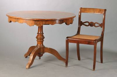 Biedermeier-Ensemble, Tisch um 1830, Mahagoni- bzw. Pyramidenmahagonifurnier, vielfach geschweifte Zarge, Stühle stilistisch passend jedoch um 1900, ...