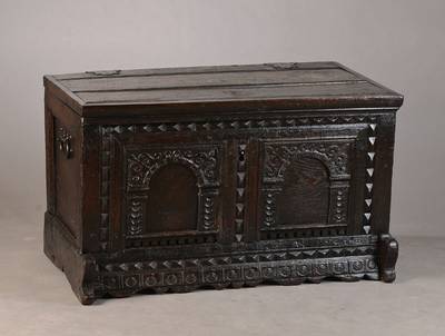 Barocke Eichenholztruhe, um 1750, Flachdeckel, geschnitzte Front, zwei Bogenkassetten, zwei Tragebügel, guter Gesamtzustand, 96 x 58 x 57 cm mit ...