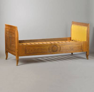 Bett, süddeutsch/ Frankreich, um 1920/30, Eiche massiv, Kopf- u. Fußteil aussenseitig mit Schleifenschnitzerei aus dem Vollholz, Innen mit ...