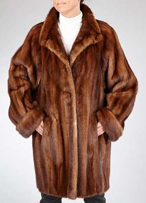 Nerz Longjacke, Gr. ca. 44, braune Felle längs verarbeitet, Ärmel mit Umschlagmanschetten, Stehkragen, 2 seitl. Einschubtaschen, braunes ...