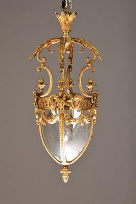 Große Deckenlampe, Frankreich, um 1910, Messingguß vergoldet, mit Akanthusblattdekor und Schleifendekor, klassizistische, Glaseinsätze später, ...