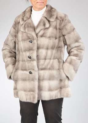 Nerzlongjacke, Gr. ca. 36, hellgraue Felle quer verarbeitet, 3 Zierknöpfe, Reverskragen, 2 seitl. Einschubtaschen, silbergraues Innenfutter, ...