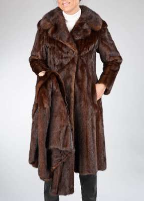Konvolut Nerzjacke und -mantel, Nerzmantel,Gr. ca. 38, dunkelbraune Felle längs verarbeitet, Reverskragen, 2 seitl. Einschubtaschen, braunes ...