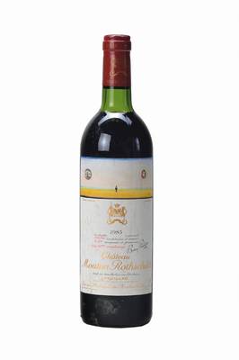 1 Flasche 1983 Chateau Mouton Rothschild, Pauillac, Künstleretikett: Saul Steinberg, Grand Cru classe, ca. 75cl, unverkostet, top shoulder, 90 ...