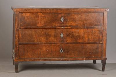 Kommode, wohl Pfalz, um 1810, Nussbaum- u. Wurzelnussfurnier doppelt gespiegelt auf Weichholzkorpus verlegt, 3-schübig, orig. Füße, Beschläge ...
