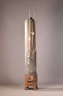Badeofen, um 1906, Jugendstil, früher Typus der Badeöfen, Ofen in Eisen mit Kupferkessel, Warm/Kalt-Regulierung in Porzellan (dieses besch.), ...