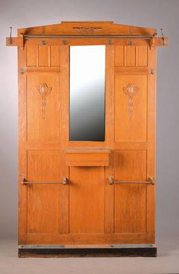 große Garderobe, deutsch, um 1900/05, Eiche massiv, auf Rahmen gearbeitet, stilisierte Ornamentik, altes Glas, 2 Stangen, 2 Schirmständer, 8 Haken ...