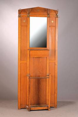 Garderobe, deutsch, um 1900/05, Eiche massivauf Rahmen gearbeitet, Spiegel facettiert, angedeutete Edelsteineinlagen, Schirmständer, 4 Haken u. ...