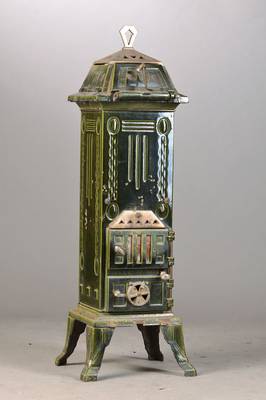 Emailofen, um 1905, Eisen, grün emailiert, mit stiltypischer Jugendstil-Ornamentik, oben aufklappbarer Deckel mit Wärmeplatte, 2 Klappen unten, ...