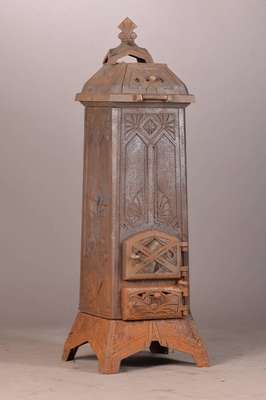 Ofen mit Ofenplatte, um 1910, Eisen, in abstrakter Jugendstil-Dekorativ, Alterssch., Funktion nicht geprüft, H. ca. 114 cm