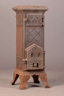 Ofen mit kl. Ofenplatte, um 1910, Eisen, in abstrakter Jugendstil-Dekoration, Deckel fehlt, Funktion nicht geprüft, Alterssch., H. ca. 77 cm