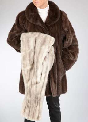 SAGA Mink Nerzlongjacke, Gr. ca. 40, brauneFelle längs verarbeitet, Stehkragen, 2 seitl. Einschubtaschen, braunes Innenfutter, 1 Innentasche, ...