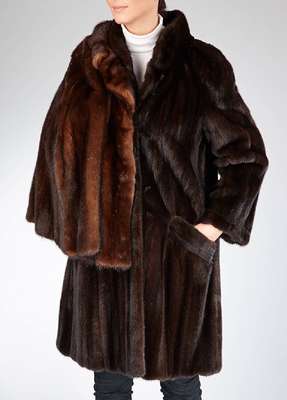 Nerzmantel und Nerzjacke, Gr. ca. 40, braune Felle längs verarbeitet, Mantel: Stehkragen, 2 seitl. Einschubtaschen, Innenfutter mit Leopardenprint, ...