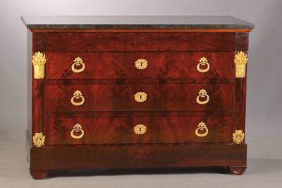 Kommode, um 1820/30, Mahagoni- bzw. Pyramidenmahagonifurnier gespiegelt auf Eichekorpus, 4 Schübe, seitl. Pilaster mit feuervergoldeten ...