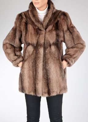 Nerz-Longjacke, Gr. ca. 38/40, grau/braune Felle längsverarbeitet, obere Rückenpartie V-förm. angeordnet, 2 seitl. Einschubtaschen, braunes ...