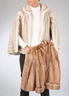 Nerzcape und SAGA-MINK Nerzjacke, Gr. ca. 36 Nerzjacke mit hellbraunen Fellen, braunes Innenfutter, Label: SAGA Mink, Rückenl. ca. 54cm, Nerzcape ...