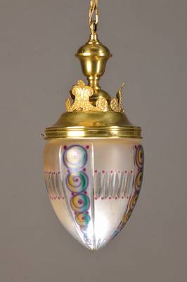 Deckenlampe, deutsch, um 1910/20, messingguß, mit kleiner Bekrönung in Form von Girlanden und Rosetten, eine Brennstelle, geschliffener Glasschirm ...