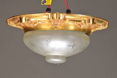 Deckenlampe, im Stil von 1910/15, schwerer Messingkranz mit Rocaillen und Muscheldekor verziert, mittig alter Glaseinsatz geschliffener Dekor, eine ...