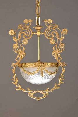 Deckenlampe, deutsch, um 1910, Messing mit floralem Dekor, Porzellanfassung, eine Brennstlle, geschliffener mattierter Glasschirm, am Innenrand durch ...