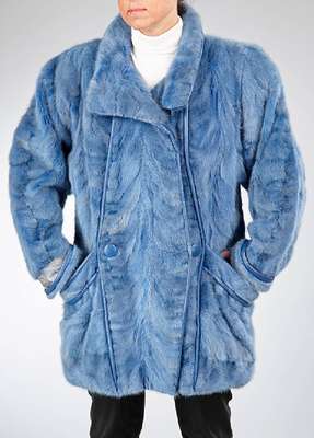 Nerzmantel, Gr. ca. 40/42, blau gefärbte Felle, blaue Lederabschlüsse, Stehkragen, Zierknöpfe, Ärmel mit Umschlag, 2 seitl. Einschubtaschen, ...