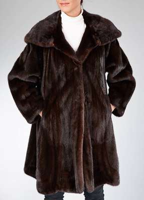 Saga Mink-Nerzswinger, Gr. ca. 44/46, Innenlabel Meico Pelze, dunkelbraunes Innen- futter, braune Felle längs verarbeitet, eingearbeitete Kapuze, 2 ...