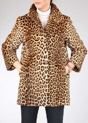 Leoparden-Longjacke, Gr. ca. 36/38, beigefarb. Innenfutter mit Bes.-Monogr. ML, Reverskragen, Felle längs verarbeitet, 2 seitl. Einschubtaschen, ...