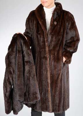 Konvolut Nerzmantel und Nerzjacke, Gr. ca. 40, Nerzjacke: dunkelbraune Felle längs verarbeitet, 2 seitl. Einschubtaschen, braunesInnenfutter, ...