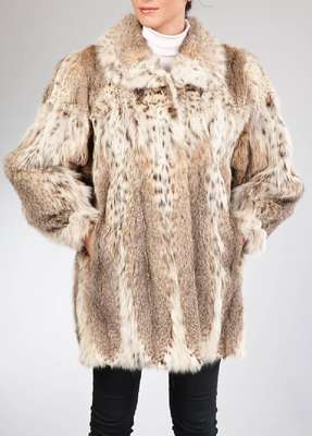 Luchslongjacke, Gr. ca. 44/46, beigefarb. Innenfutter, Felle längs verarbeitet, 2 seitl. Einschubtaschen, Reverskragen, Ärmel mit Manschetten, ...