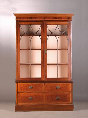 Aufsatzvitrine, England, 20.Jh., Mahagonifurnier mit Fileteinlagen, Unterbau 3 -schübig, orig. Schlösser, Aufsatz 2-türig, neugotisch versproßt, ...