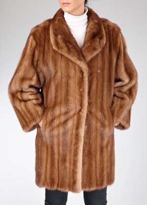 Nerzlongjacke, Gr. ca. 44, hellbraune Fellelängs verarbeitet, Reverskragen, 2 seitl. Einschubtaschen, braunes Innenfutter mit Stickerei: Klauser, ...