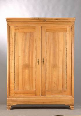 Biedermeierschrank, deutsch, um 1840, Nussbaum massiv, 2-türig mit Brezelfüllung, profilierter Rahmen auf Gehrung gearbeitet, Innenleben sek. mit ...