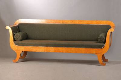 Biedermeiersofa, deutsch, um 1830/40, Ahorn furniert, vereinfachte dennoch hochelegant geschweifte Form, orig. Rosshaarpolsterung, 2 zugehörige ...