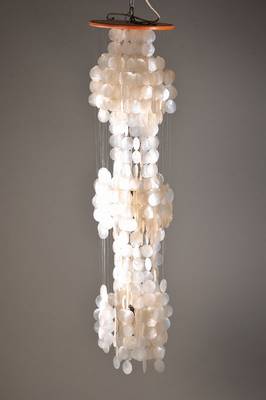 Pendelleuchte "Fun 3DM", Entwurf Verner Panton, 1964, Ausführung 60er Jahre, Holzplatte mit hängenden Muschelplättchen. Da das Lichte ...