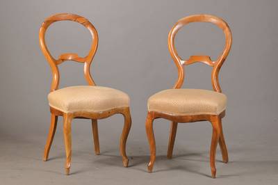 Paar Ballonrückenstühle, süddeutsch, um 1870, Nussbaum massiv, elegant geschwungen, Bezug u. Polster mit Gebr.-Sp., H. ca. 93 cm, Sh. ca. 50 cm