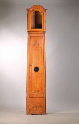 Gehäuse einer Comtoise, um 1800, Kirschbaum massiv, komplett auf Rahmen gearbeitet, Werksgehäuse vielfach profiliert mit Halbrundgiebel u. ...