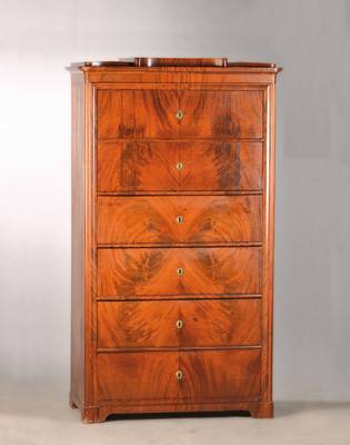 Chiffonieré, wohl Berlin/Brandenburg, um 1835/40, Pyramidenmahagonifurnier doppelt gespiegelt verlegt, auf Gehrung mit Wellenprofil gearbeitet, 4 ...