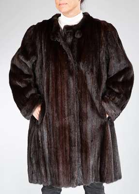 Dunkelbrauner Nerzlongjacke, Gr. 42/44, Label: W. Kunert, Baden-Baden, umschlag- bare Ärmel, 2 Einschubtaschen, Stehkragen, Rückenl. ca. 94 cm, B ...
