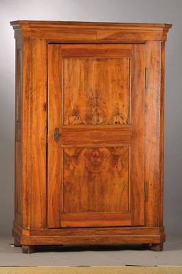 Biedermeierschrank, wohl Baden/süddeutsch, um 1830/40, Nussbaum massiv, 1-türig, massive Türfüllungen, Ecken abgeflacht, geteiltes Innenleben mit ...
