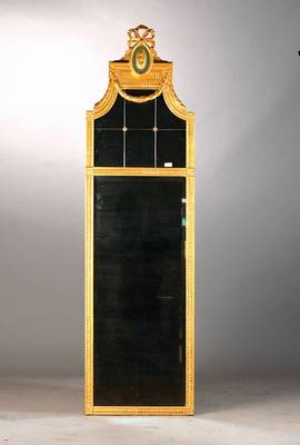 Prunkspiegel im Louis-Seize-Stil, um 1870/80, Holz verstuckt u. goldfarben gefasst, hochrechteckig, Spiegelglas facettiert u. z. T. gegliedert, ...