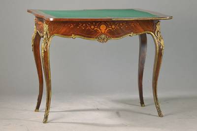 Spieltisch, um 1900, nach Louis-XV-Vorbild, Mahagonifurnier, reiche Floraleinlagen u. Messingapplikationen, Platte dreh- u. aufklappbar, Kasten für ...