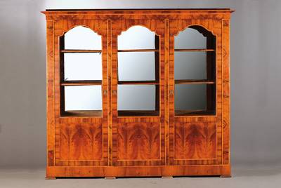 Bücherschrank, Österreich, um 1860/70, Nussbaum- bzw. Wurzelmaserfurnier 3-fach gespiegelt verlegt, z.T. auf Rahmen gearbeitet, 3-fach verglast, ...