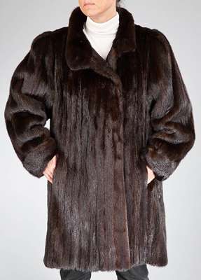 Dunkelbraune Nerzlongjacke, Gr. ca. 42/44, Innenlabel: Weidemann, Jetblack Nerzfarm, schwarzes Innenfutter, 2 seitl. Einschubtaschen, Reverskragen, ...