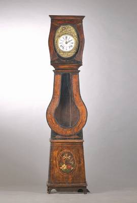 Standuhr Comtoise, Frankreich um 1880, floral bemaltes Holzgehäuse in Violinform, starker alter Wurmbefall, oval geprägte Messingumrandung mit ...