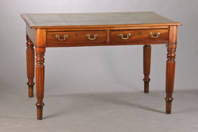 sog. Partners-Desk, England, um 1880/90, Mahagoni furniert u. massiv, 4 Schubladen (2 je Seite), Platte mit punziertem Leder beschlagen, gerippte ...